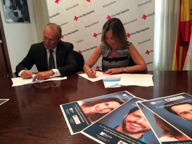 Juan José Blanco y Diana Samiego firman el convenio.